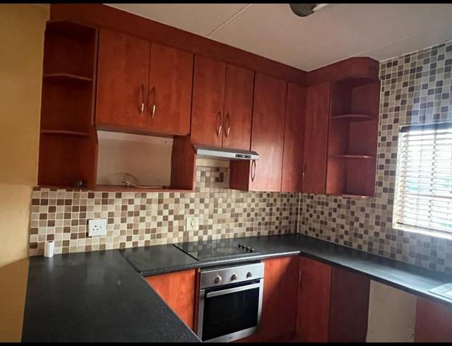 2 BEDROOM TOWNHOUSE FOR SALE IN VAN RIEBEECK PARK